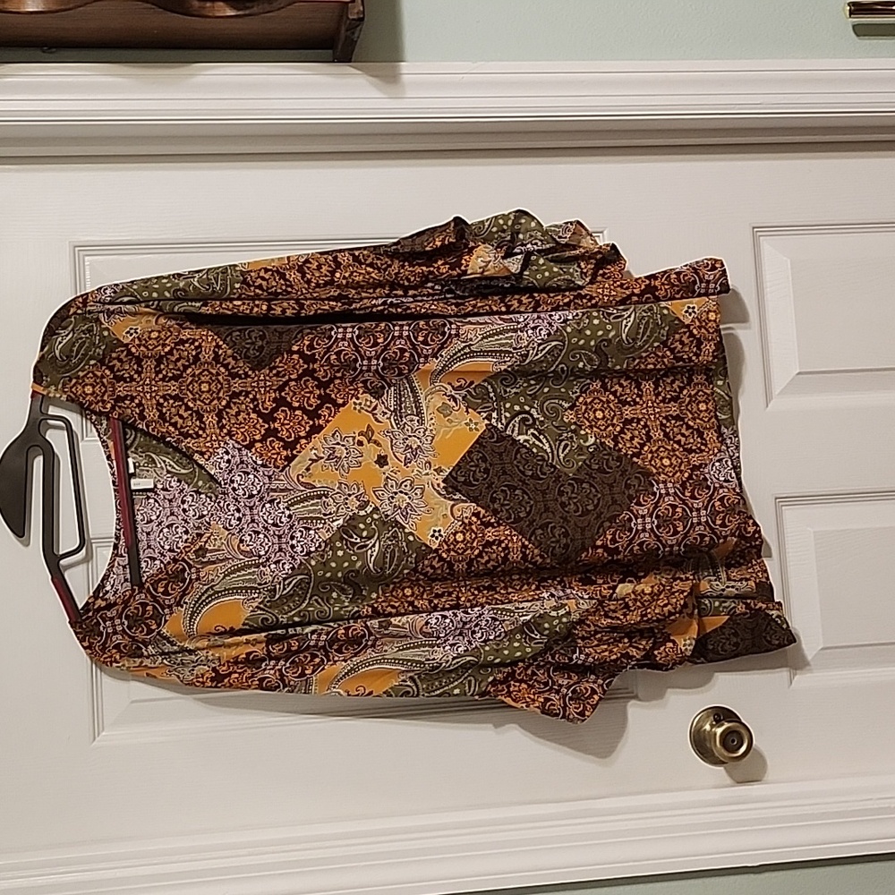 Est 1946 v neck multi color with flutter sleeves.